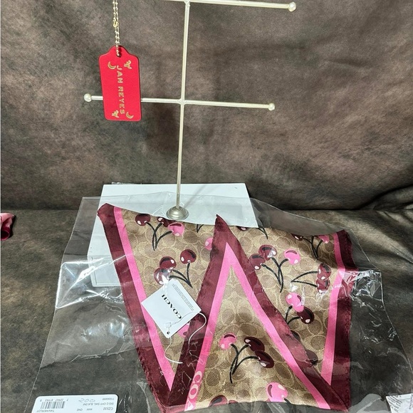 Coach Scarf Cherry - Picture 3 of 3